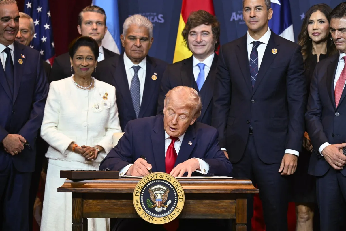 Trump assina proclamação do Escudo das Américas durante cúpula organizada em seu campo de golfe na Flórida. Encontro reuniu líderes da direita latino-americana e caribenha em torno da nova ofensiva dos EUA sobre a região