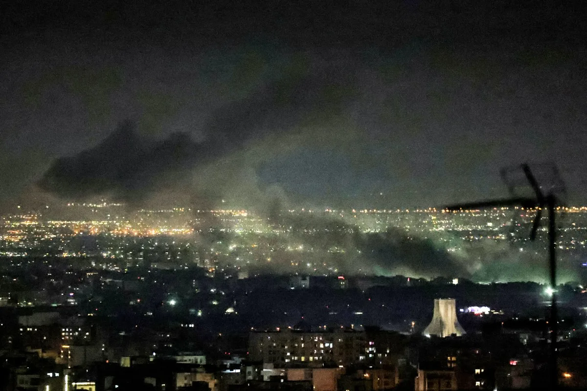 Colunas de fumaça se elevam do local dos ataques aéreos perto da Torre Azadi, no oeste de Teerã, em 10 de março de 2026