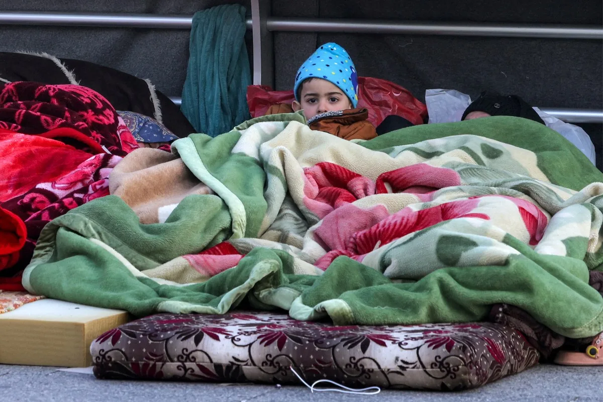 Acampamento improvisado na orla de Beirute, após civis fugirem dos subúrbios do sul da cidade devido aos bombardeios israelenses