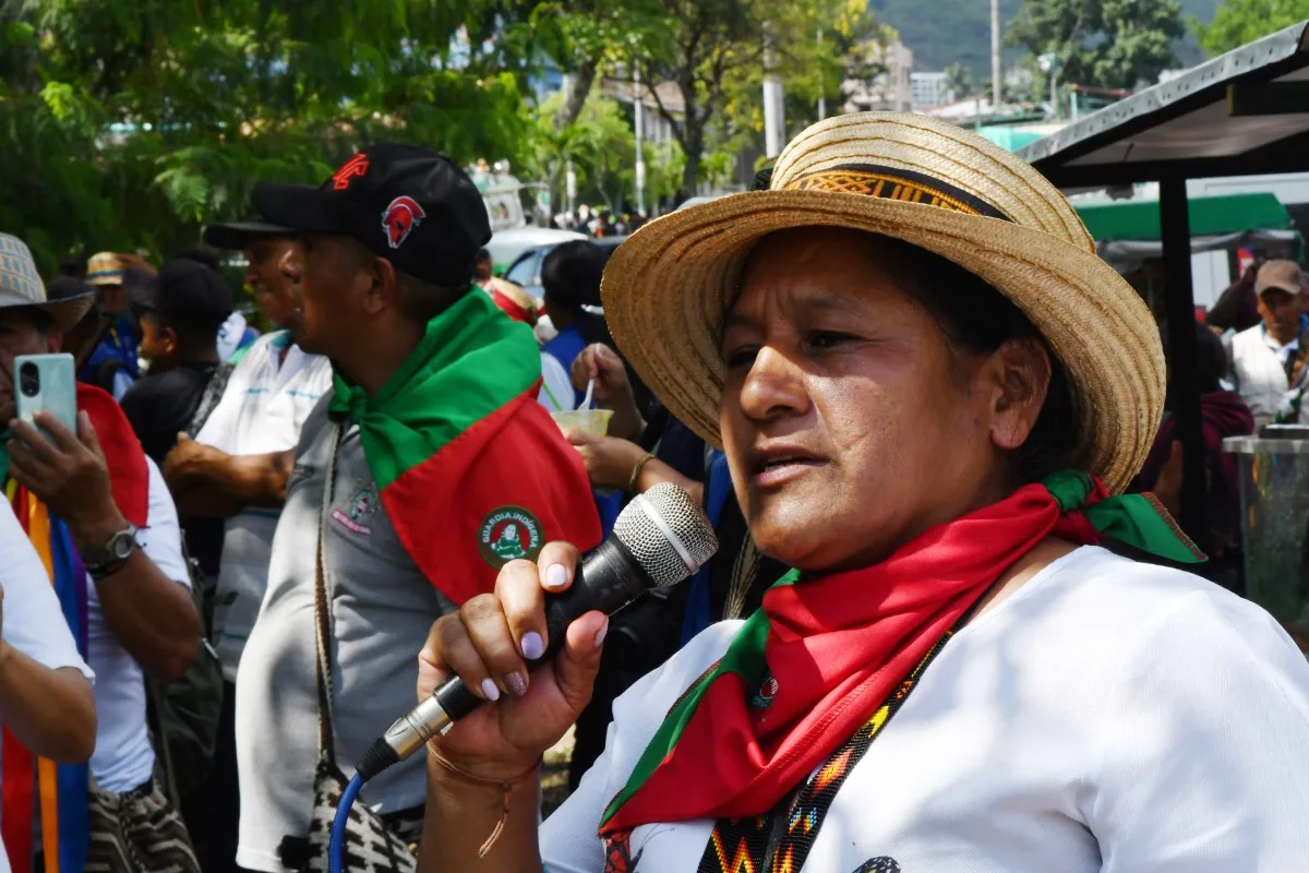 A senadora Aída Quilcué participa de marcha indígena durante a minga realizada no contexto da COP16, em Cali, em 21 de outubro de 2024
