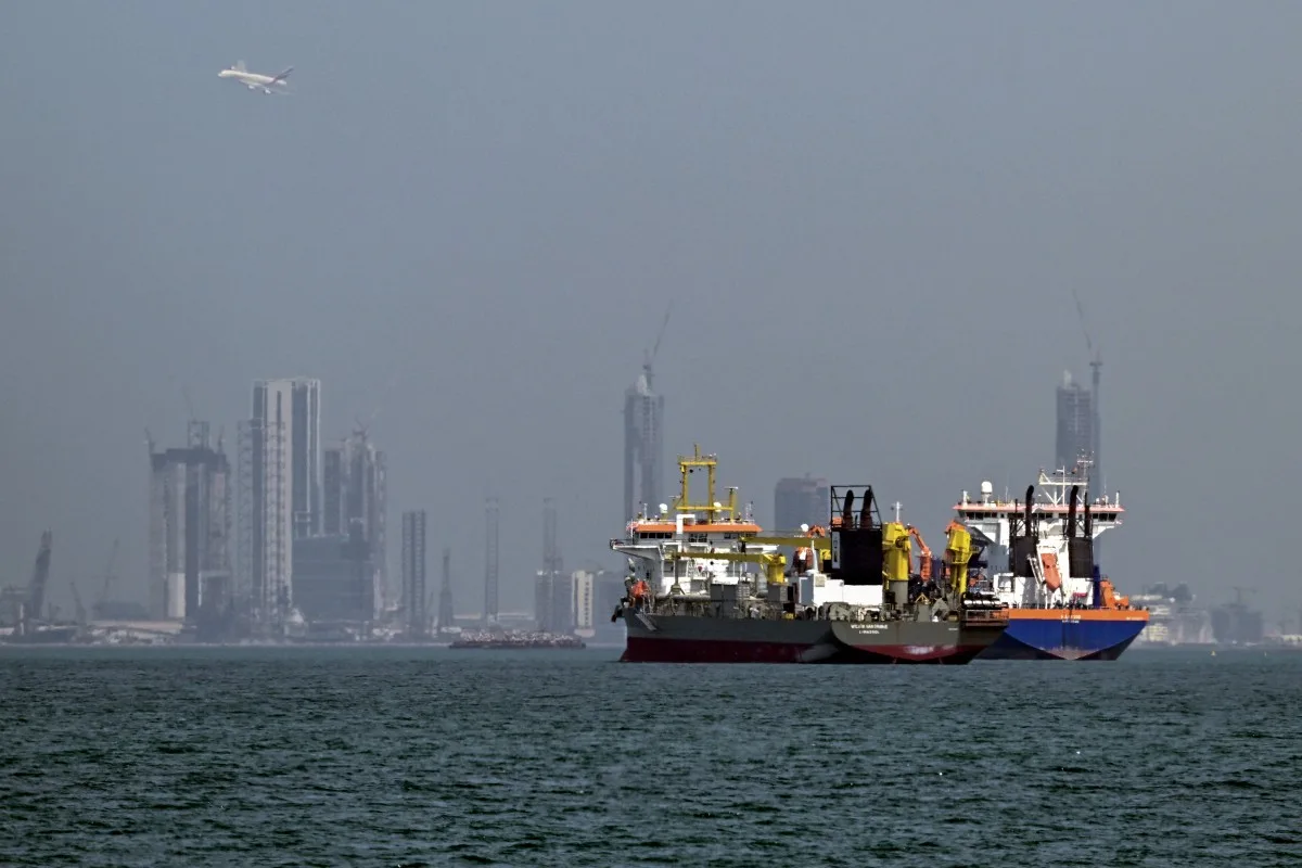 Navios comerciais são vistos ao largo de Dubai em 11 de março de 2026. Novos ataques atingiram três navios comerciais no Golfo em 11 de março, com um deles em chamas, enquanto o Irã intensificava sua campanha contra seus vizinhos exportadores de petróleo, ameaçando a navegação no Estreito de Ormuz e mergulhando a economia energética global em crise