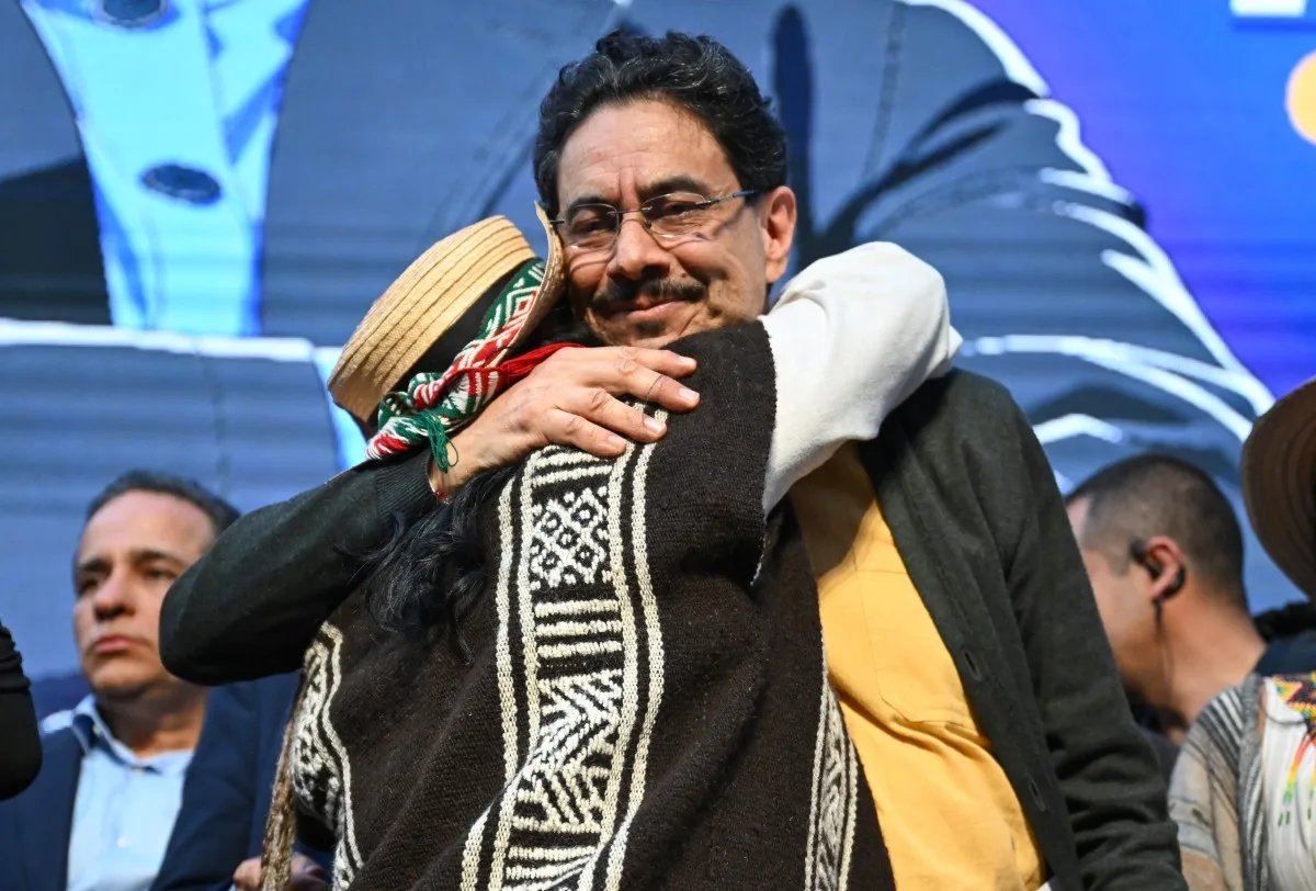 Iván Cepeda abraça sua companheira de chapa, Aida Marina Quilcue, após registrarem suas candidaturas no Registro Nacional em Bogotá, em 11 de março de 2026