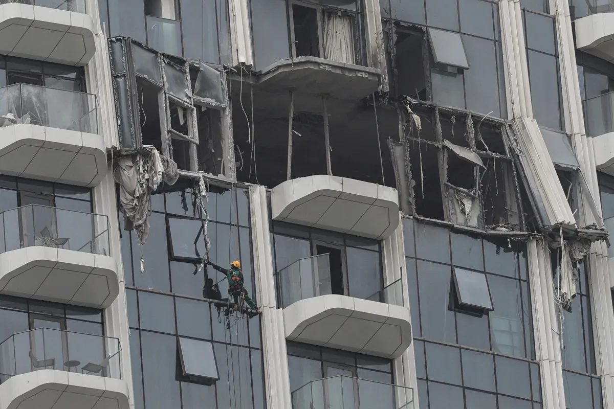 Um alpinista avalia os danos após um prédio ter sido atingido por um suposto ataque de drone no Dubai Creek Harbour, em 12 de março de 2026. Um drone iraniano atingiu um prédio em Dubai, informou a mídia estatal iraniana em 12 de março. O gabinete de imprensa de Dubai publicou no X que as autoridades estavam respondendo a "um incidente envolvendo um drone que caiu em um prédio nas proximidades do Dubai Creek Harbour".