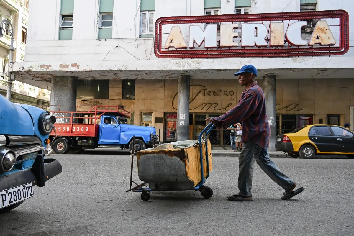 Coletor de materiais recicláveis em frente ao Teatro América em Havana