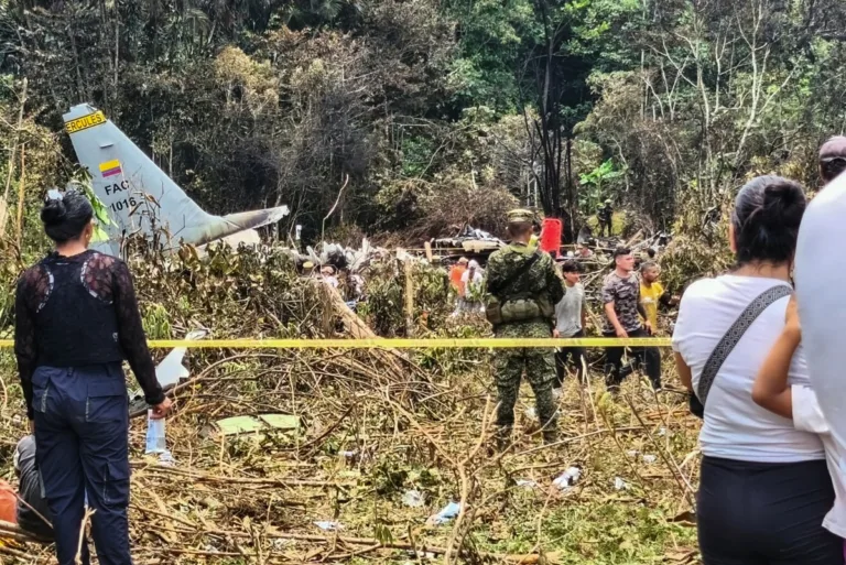 Avião militar cai na Colômbia com 125 pessoas a bordo e deixa pelo menos 8 mortos