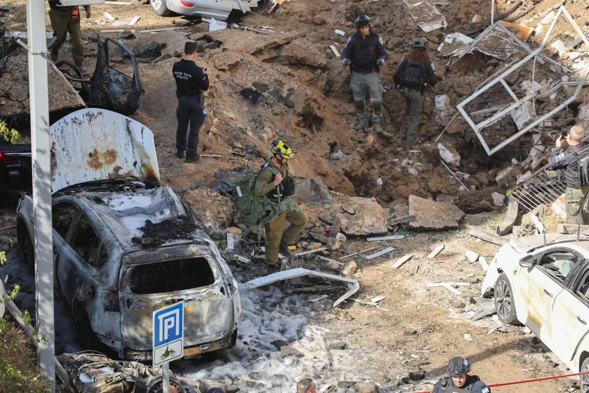 Local atingido por míssil iraniano em Tel Aviv, em 24 de março de 2026