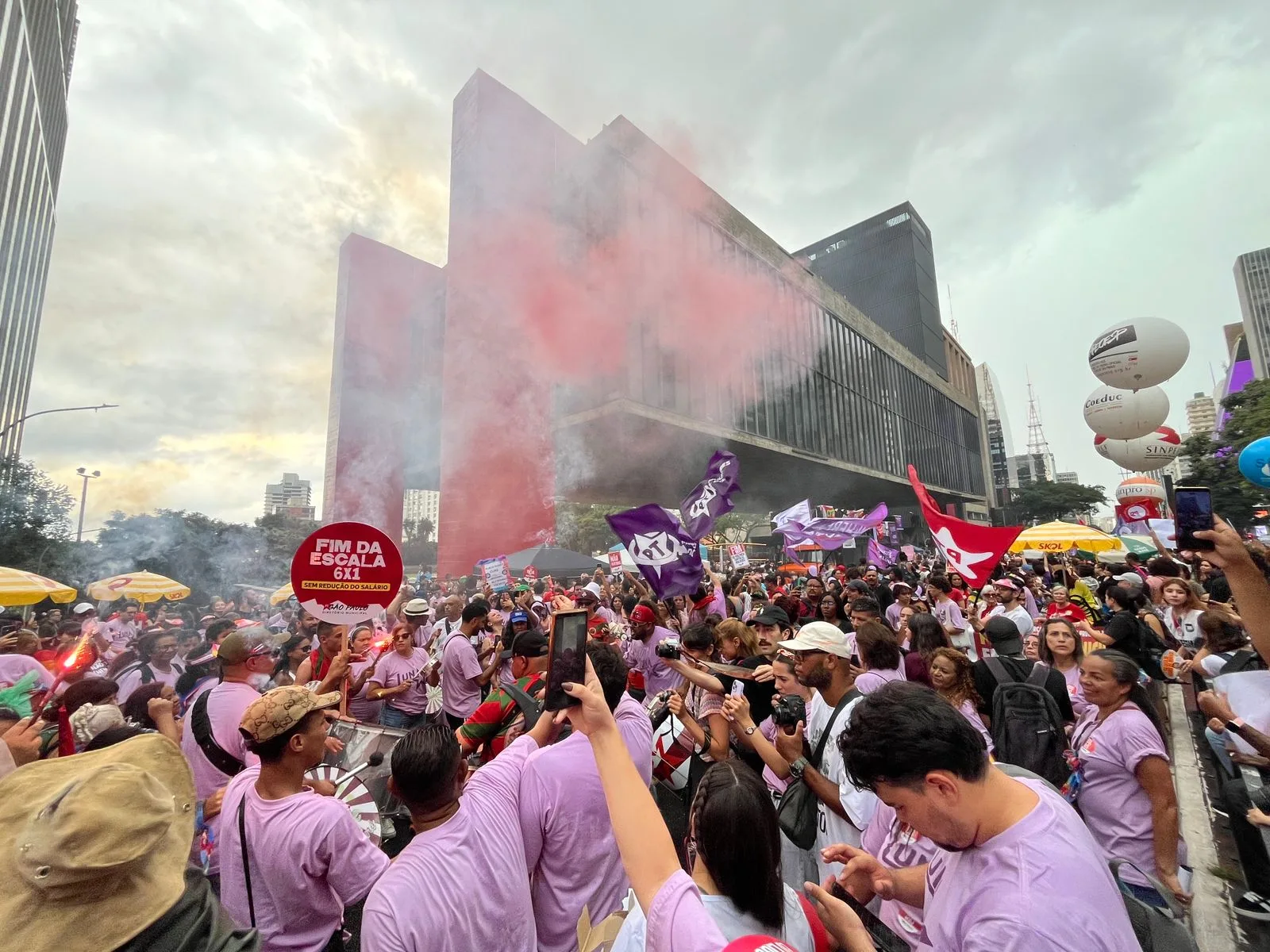 Ato pelo 8 de março em São Paulo teve início em frente ao vão-livre do Masp