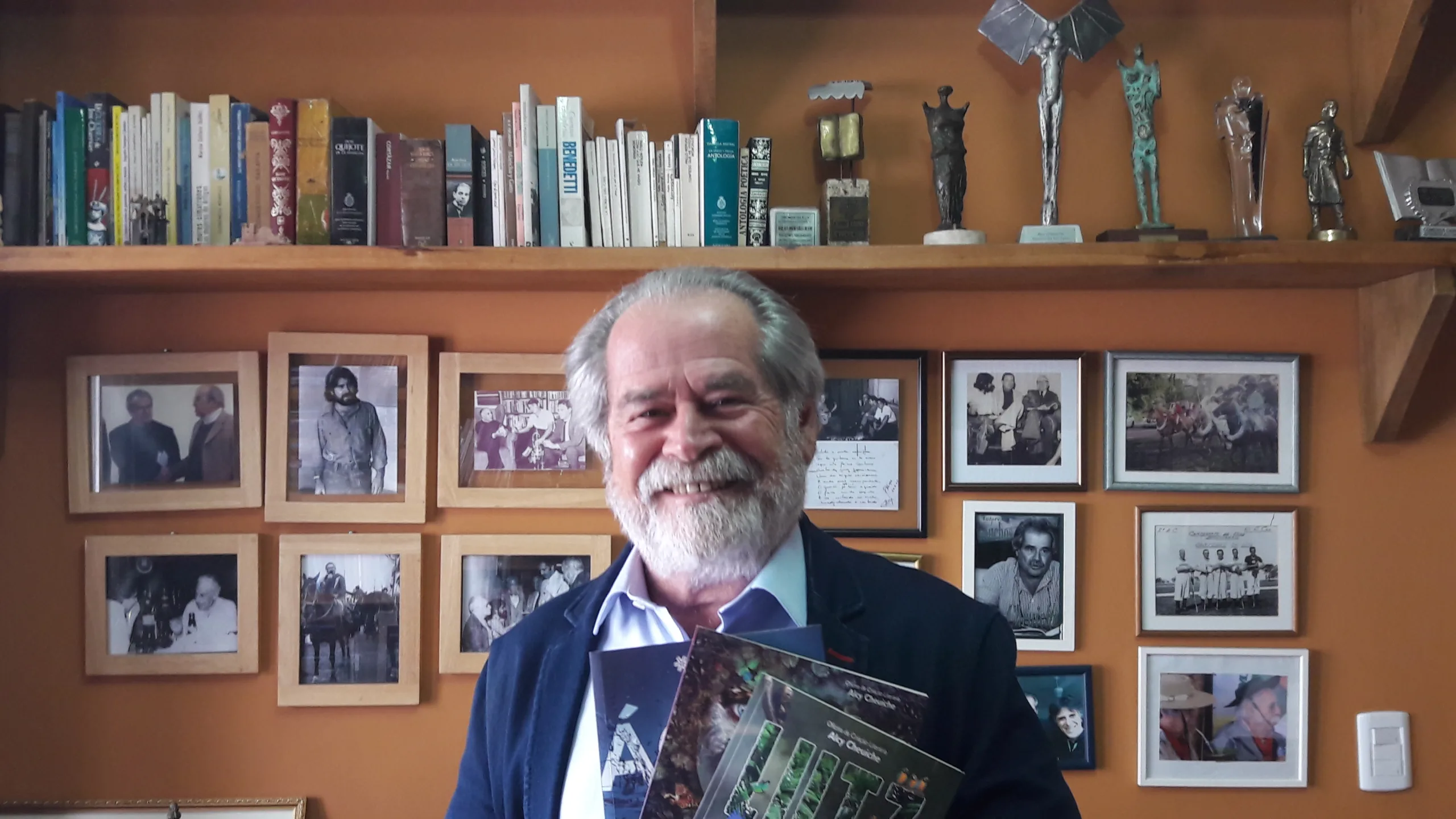 O escritor Alcy Cheuiche mantém oficinas de criação literária há décadas e reúne novos autores em atividades presenciais e virtuais