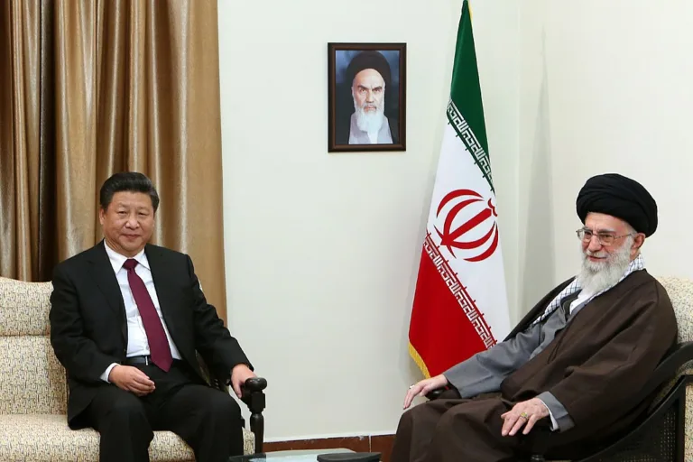 China apoia o Irã em seu direito à defesa e exige que EUA e Israel cessem ataques