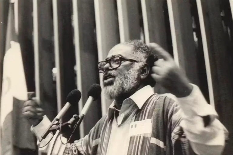 Abdias Nascimento faria 112 anos neste sábado; hoje Senado tem apenas 24 negros eleitos