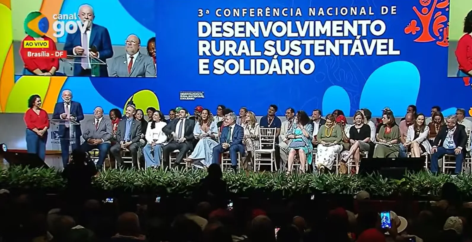 O presidente Luiz Inácio Lula da Silva (PT) ao lado de Ceres Haditch, da direção do MST, durante a abertura da conferência