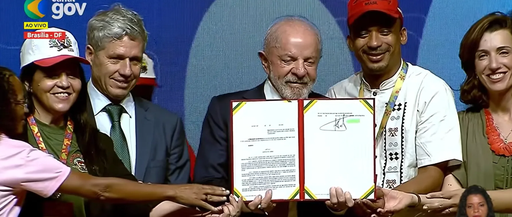 Momento da assinatura dos decretos de desapropriação de terras destinadas a comunidades quilombolas