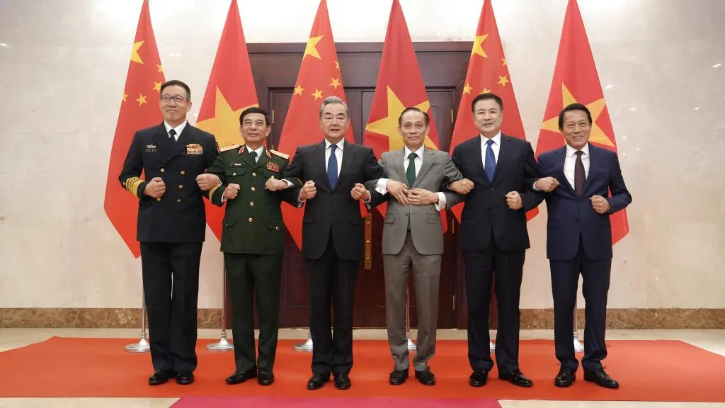 China e Vietnã mantêm mais de 70 anos de laços socialistas e cooperação estratégica, fortalecidos por suas trajetórias revolucionárias e pela luta contra o imperialismo que moldou os partidos comunistas de ambos os países