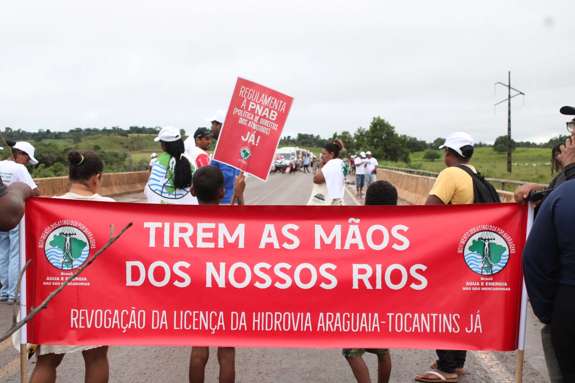 Ribeirinhos ocupam rodovia contra a explosão do Pedral do Lourenço na Transamazônica, no estadp do Pará.