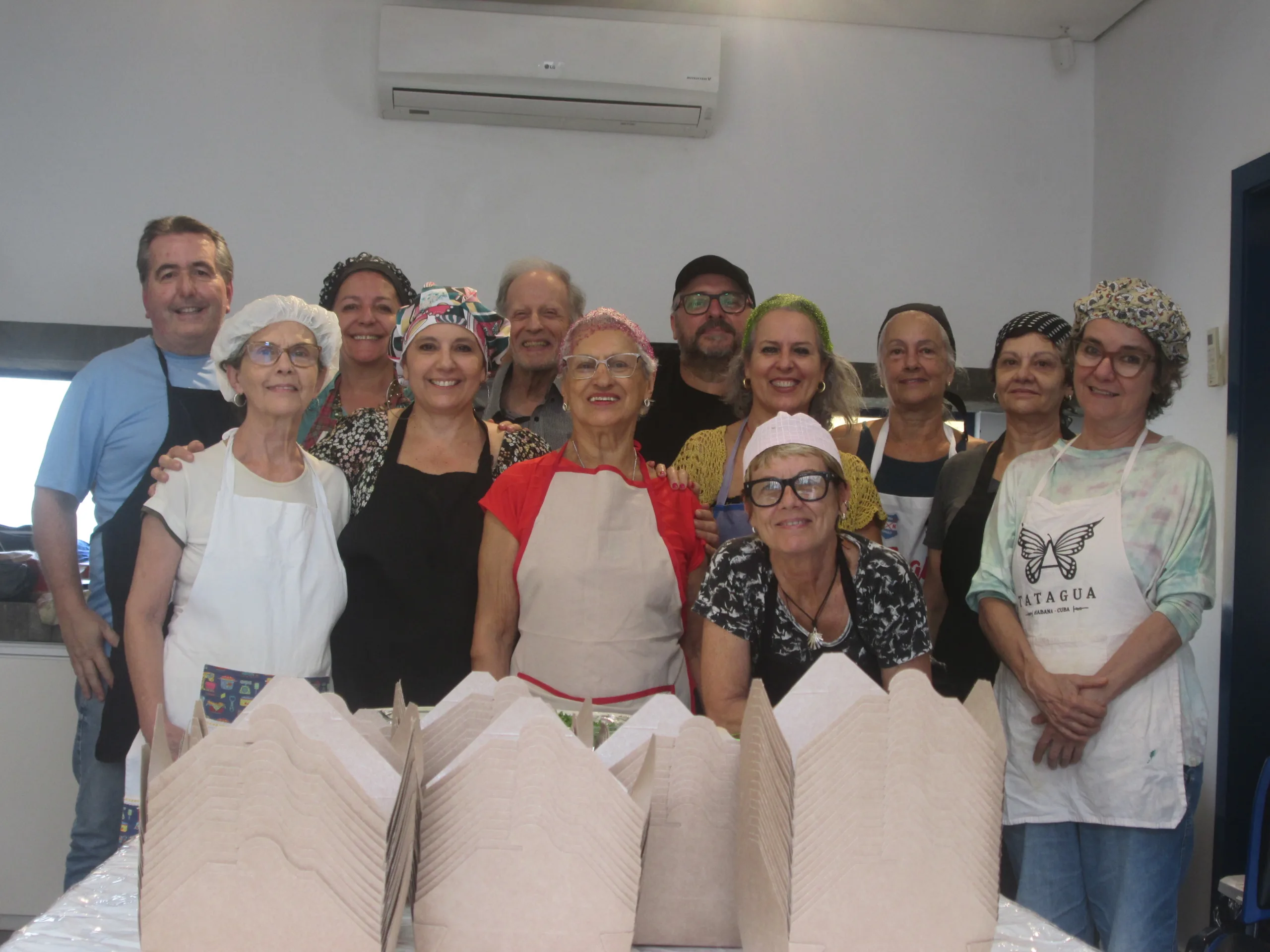 Voluntários reúnem-se semanalmente na sede da fundação para preparar cerca de 140 quentinhas, distribuídas para pessoas em vulnerabilidade social