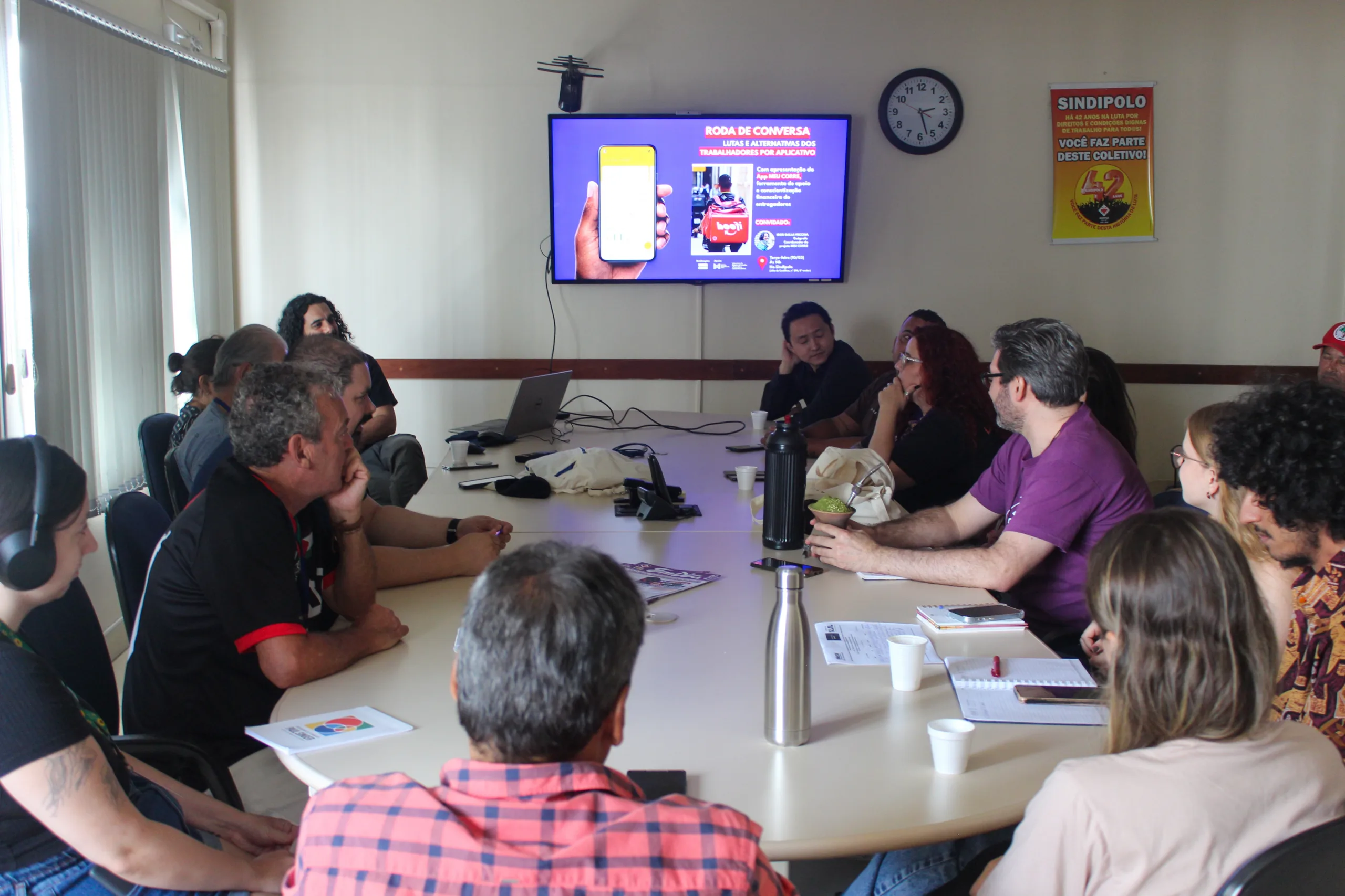 Apresentação do aplicativo Meu Corre reuniu pesquisadores, sindicatos e trabalhadores por aplicativo em Porto Alegre