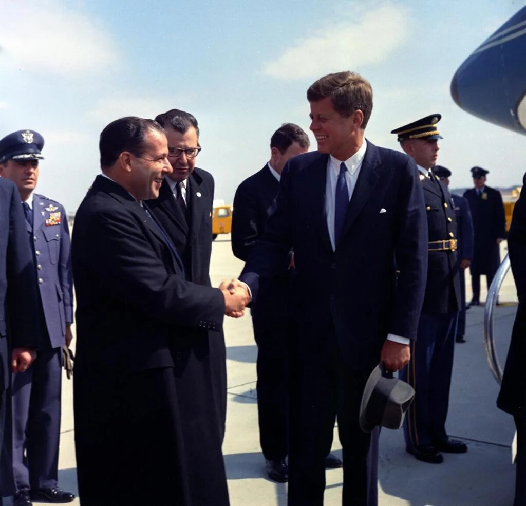 Crédito: Robert Knudsen. White House Photographs John F. Kennedy Presidential Library and Museum, Boston
