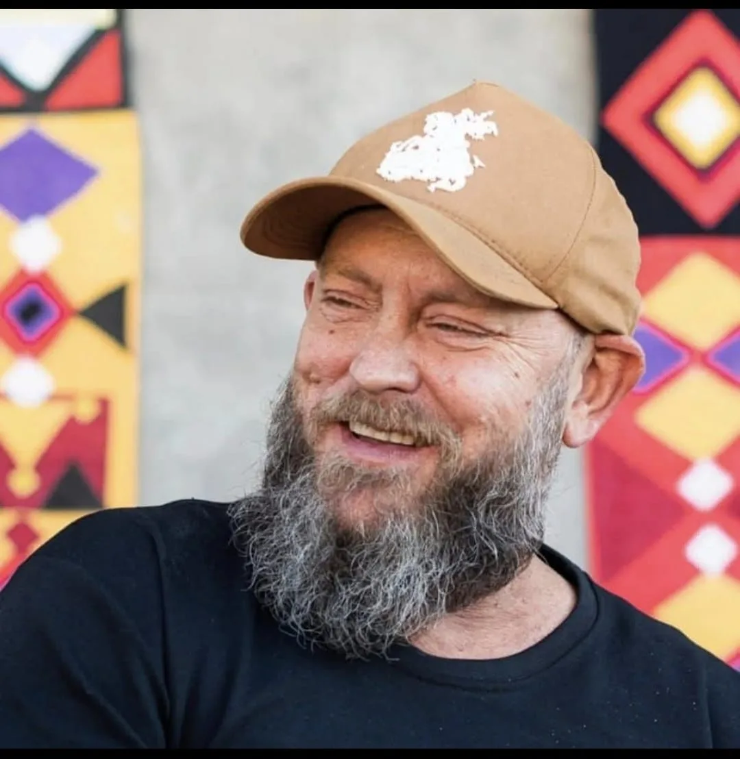 Historiador e escritor Luiz Antonio Simas conversa sobre nossas raízes coloniais, a força das culturas de resistência e os ataques do capital ao Carnaval
