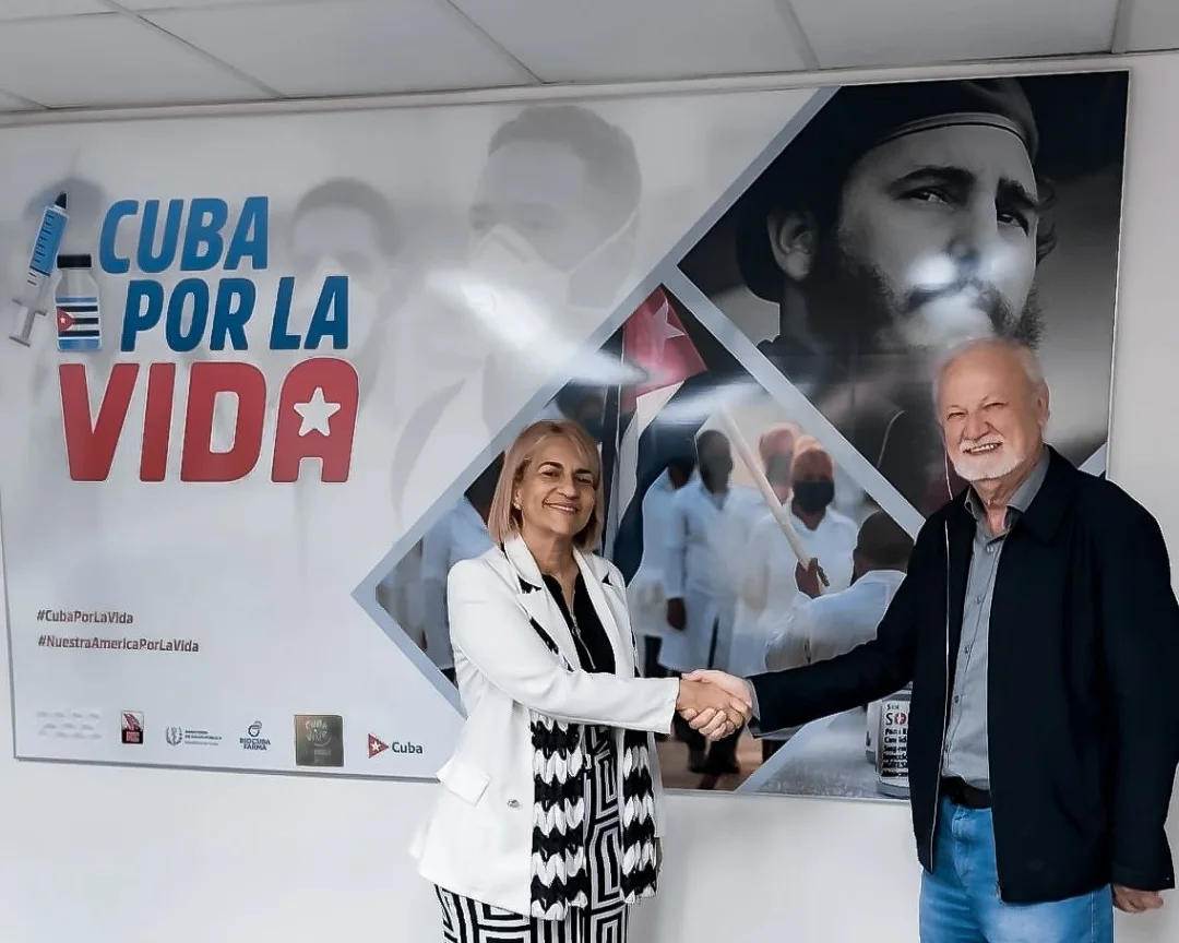 Dirigente do MST, João Pedro Stedile, com a vice-ministra da Saúde cubana, Tânia Hernández