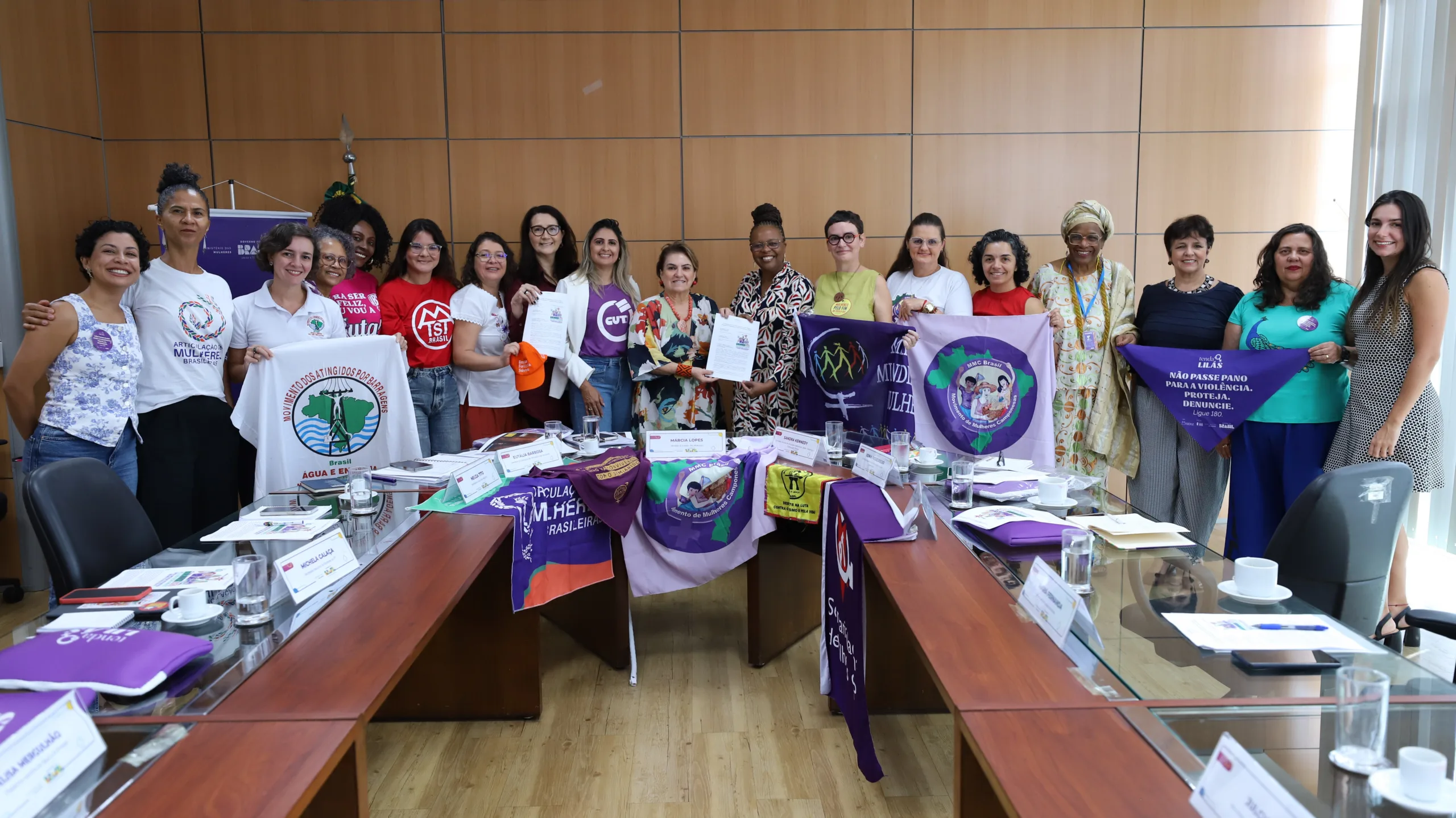 Representantes de organizações feministas entregam manifesto ao governo federal em mobilização nacional antes do 8 de Março.