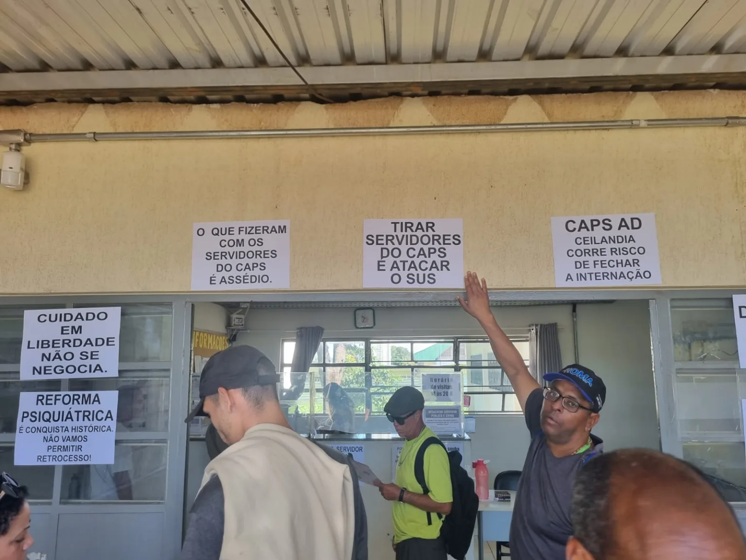 Ato em frente ao Caps de Ceilândia reuniu servidores, usuários e representantes da sociedade civil contra a retirada de profissionais da unidade, decisão posteriormente revogada pela Secretaria de Saúde do Distrito Federal.