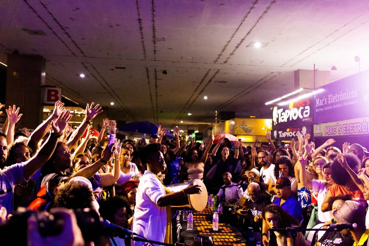 Mulheres sambistas se apresentam na Rodoviária do Samba em homenagem ao mês de março.