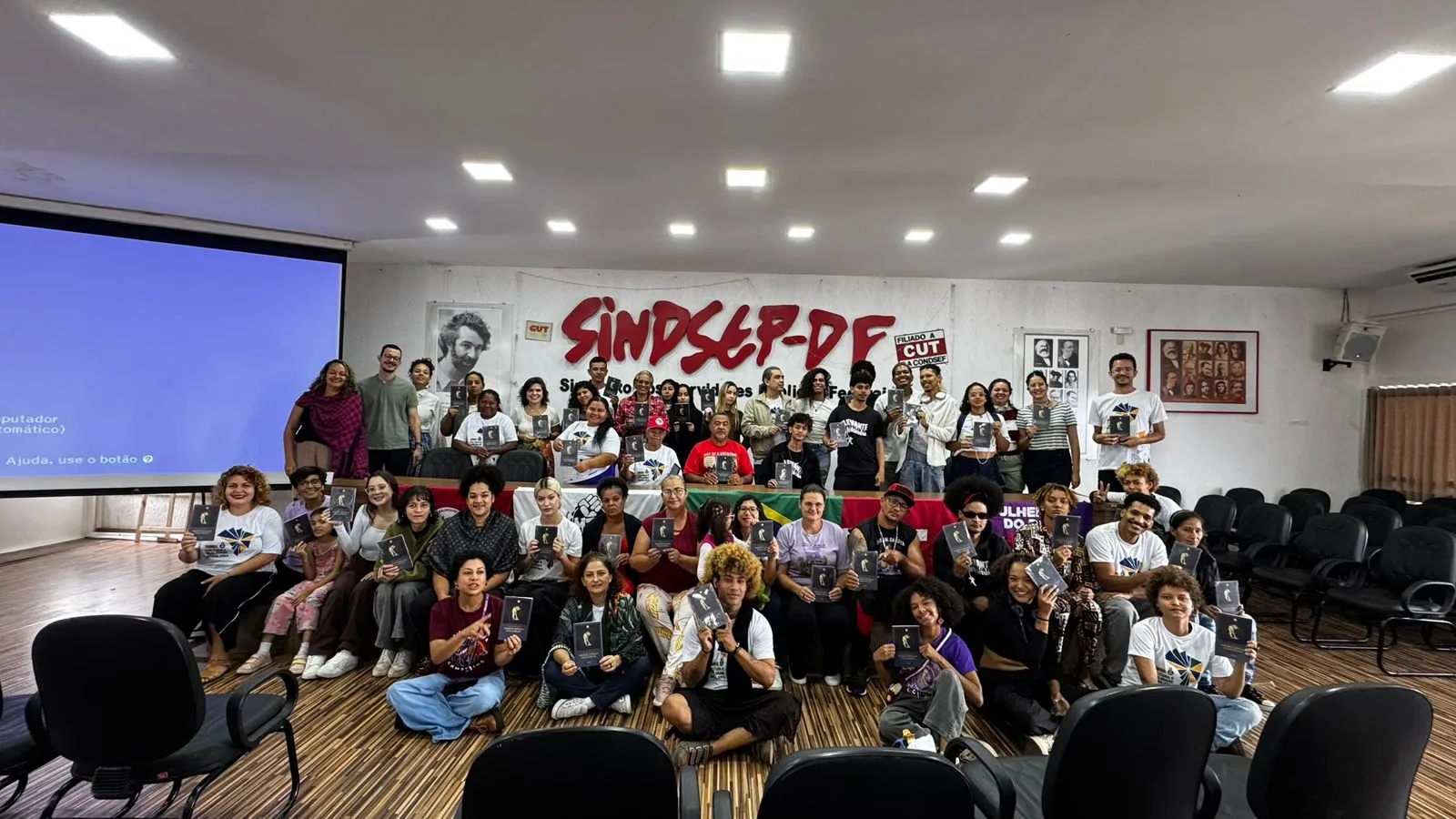 Participantes do curso se reúnem no Sindsep-DF durante o último módulo de formação política e social