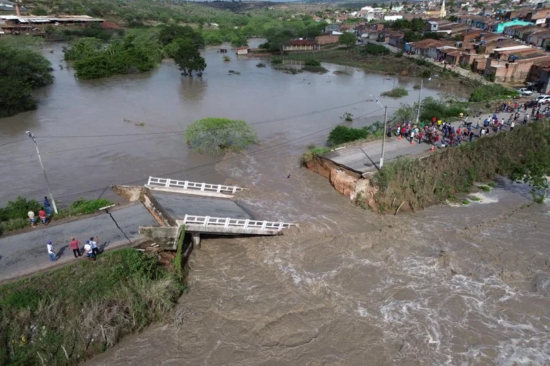 Ponte desabou em Calçado, no Agreste de Pernambuco