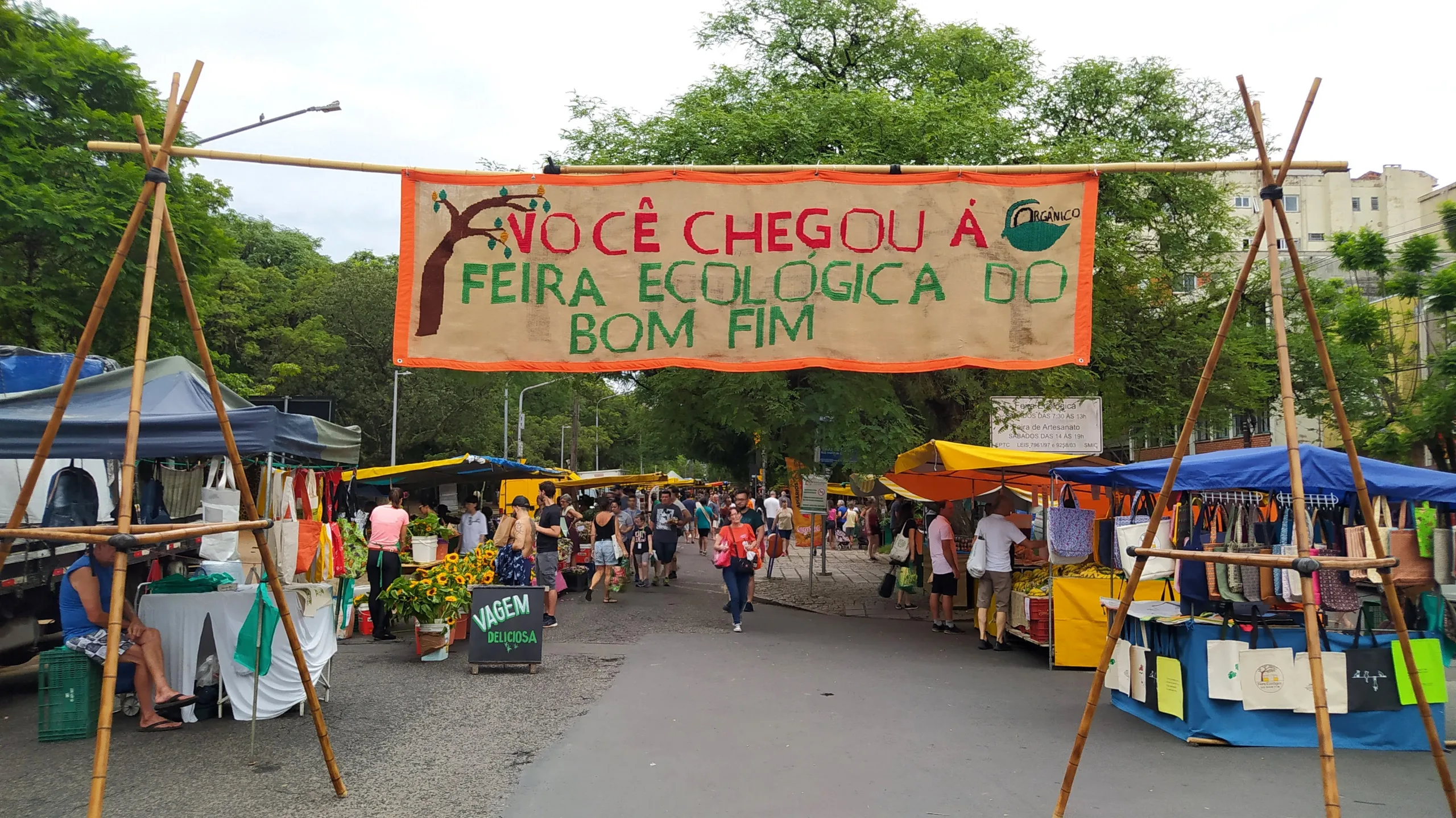 Apresentações musicais ocorrem durante a tradicional Feira Ecológica do Bom Fim, junto à Redenção