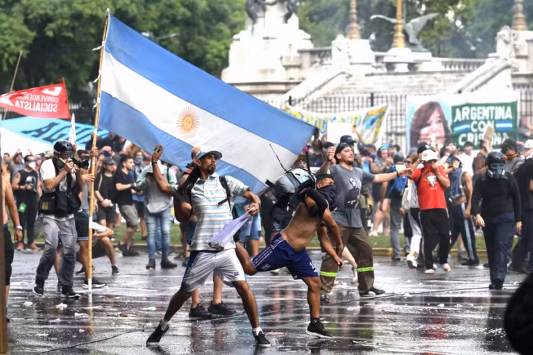 'Caminhamos para a barbárie ', alerta economista sobre reformas trabalhistas na América Latina