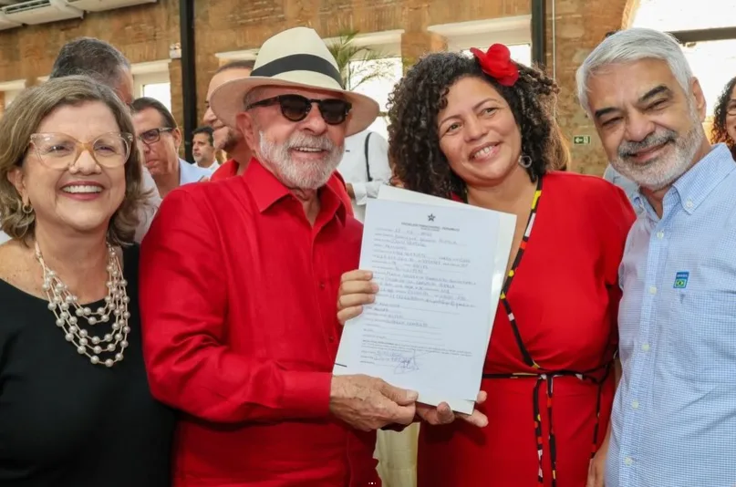 Ao lado dos senadores Teresa Leitão e Humberto Costa, o presidente Lula assinou a ficha de filiação ao PT da deputada estadual pernambucana Dani Portela (ex-Psol)