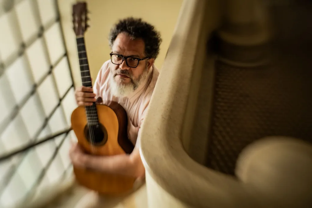 Cantor e compositor Romulo Fróes
