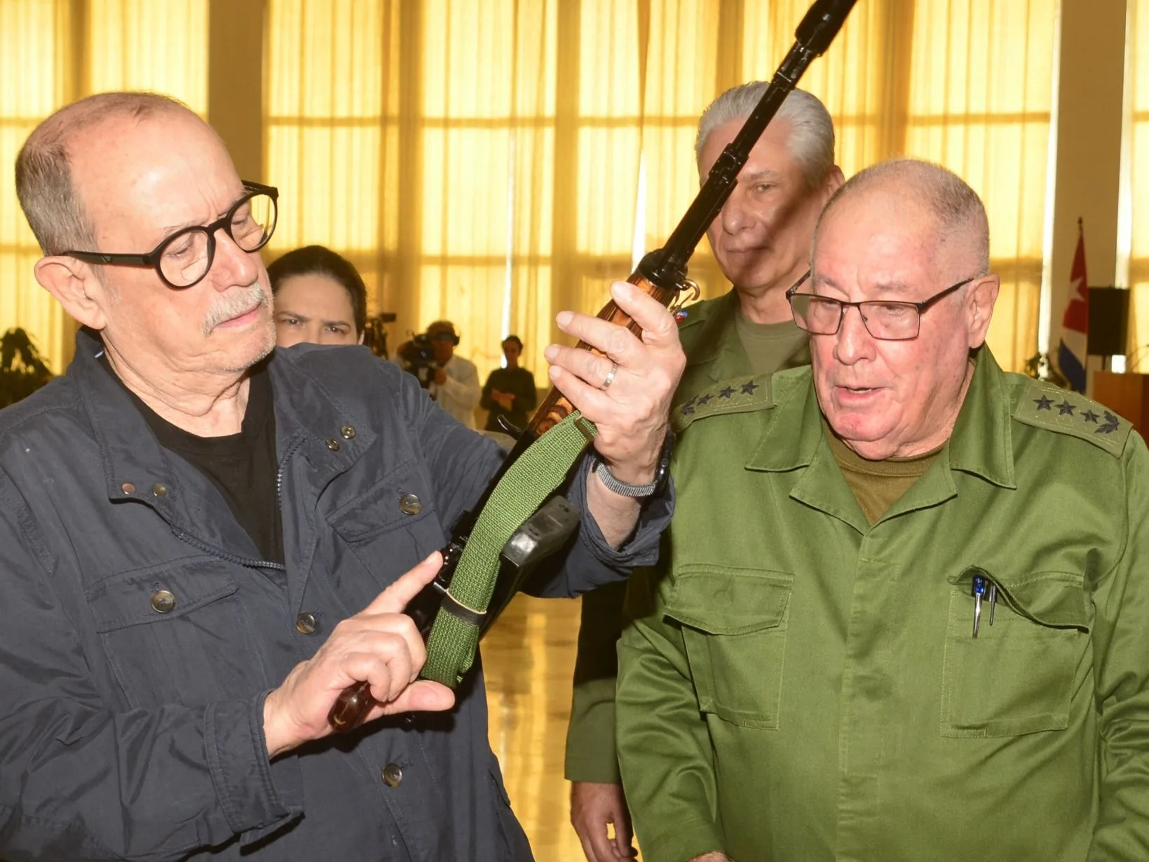 O cantor e compositor cubano Silvio Rodríguez com réplica de fuzil AKM