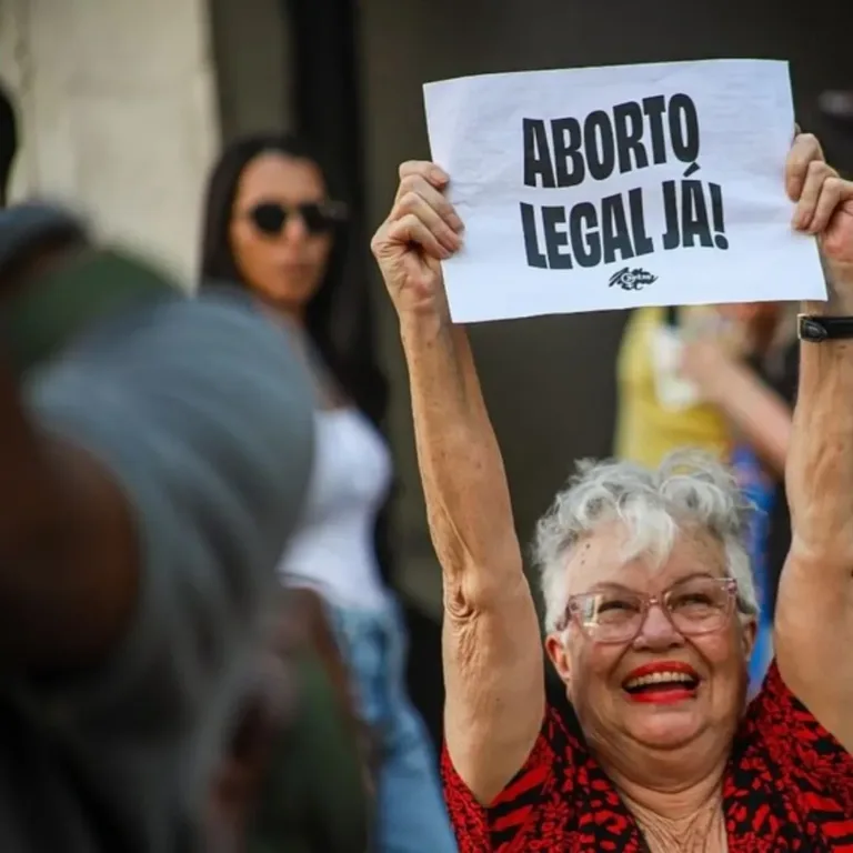 Extrema direita joga com 'desinformação e pânico moral no debate sobre aborto', afirma ativista