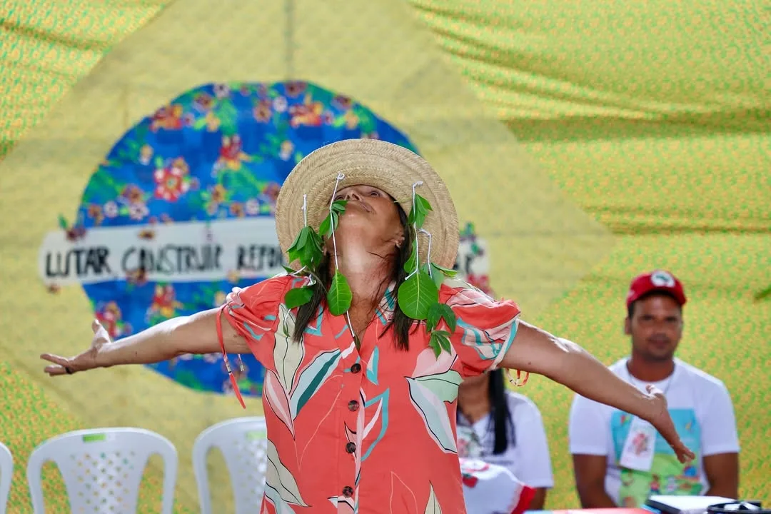 A atividade ocorre no contexto das mobilizações do Dia Internacional das Mulheres, celebrado em 8 de março.