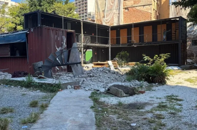 Em dois dias, Prefeitura de SP e governo Tarcísio destroem Teatro de Contêiner Mungunzá