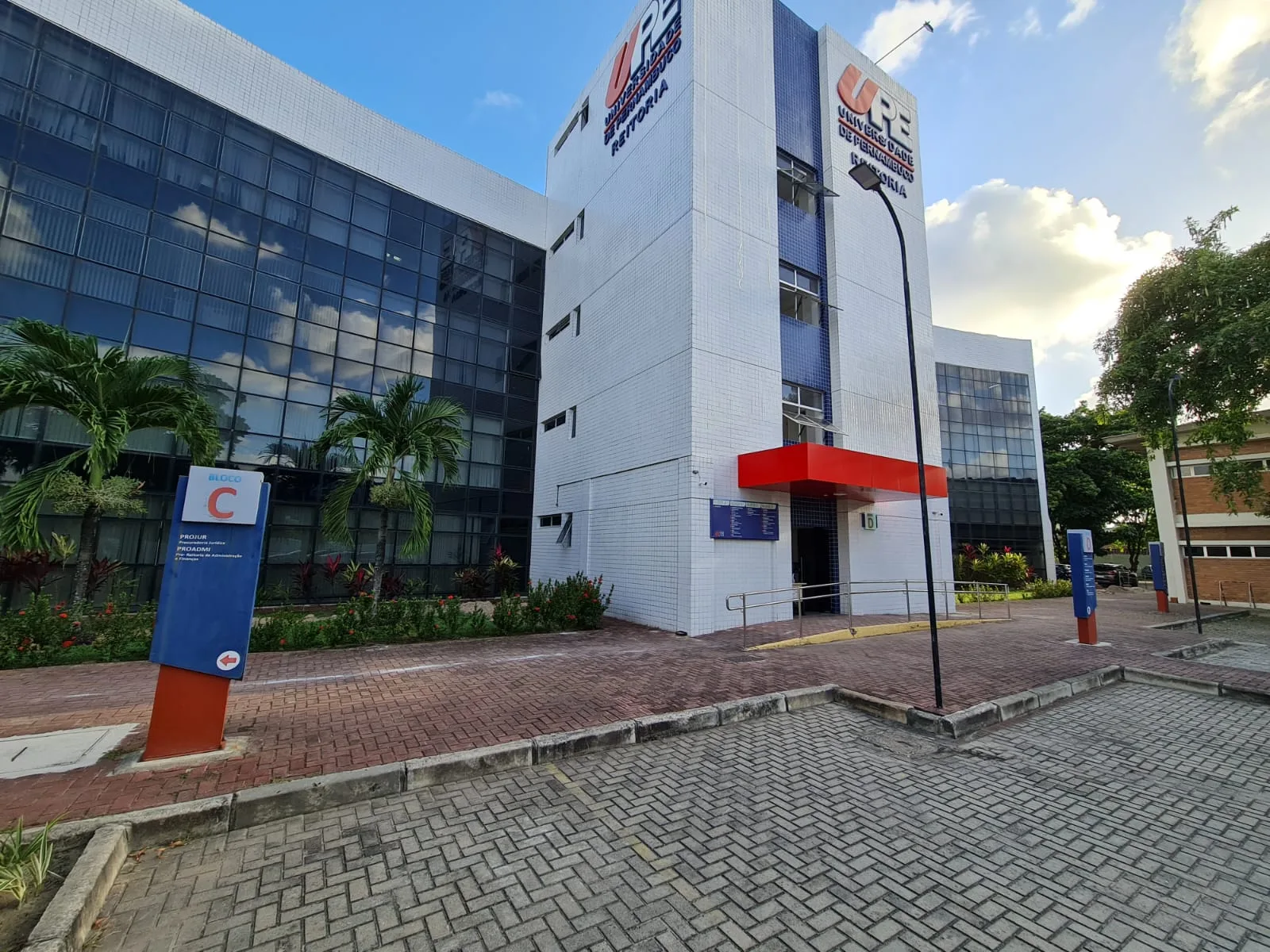 Fachada da reitoria da Universidade de Pernambuco (UPE), no Recife.