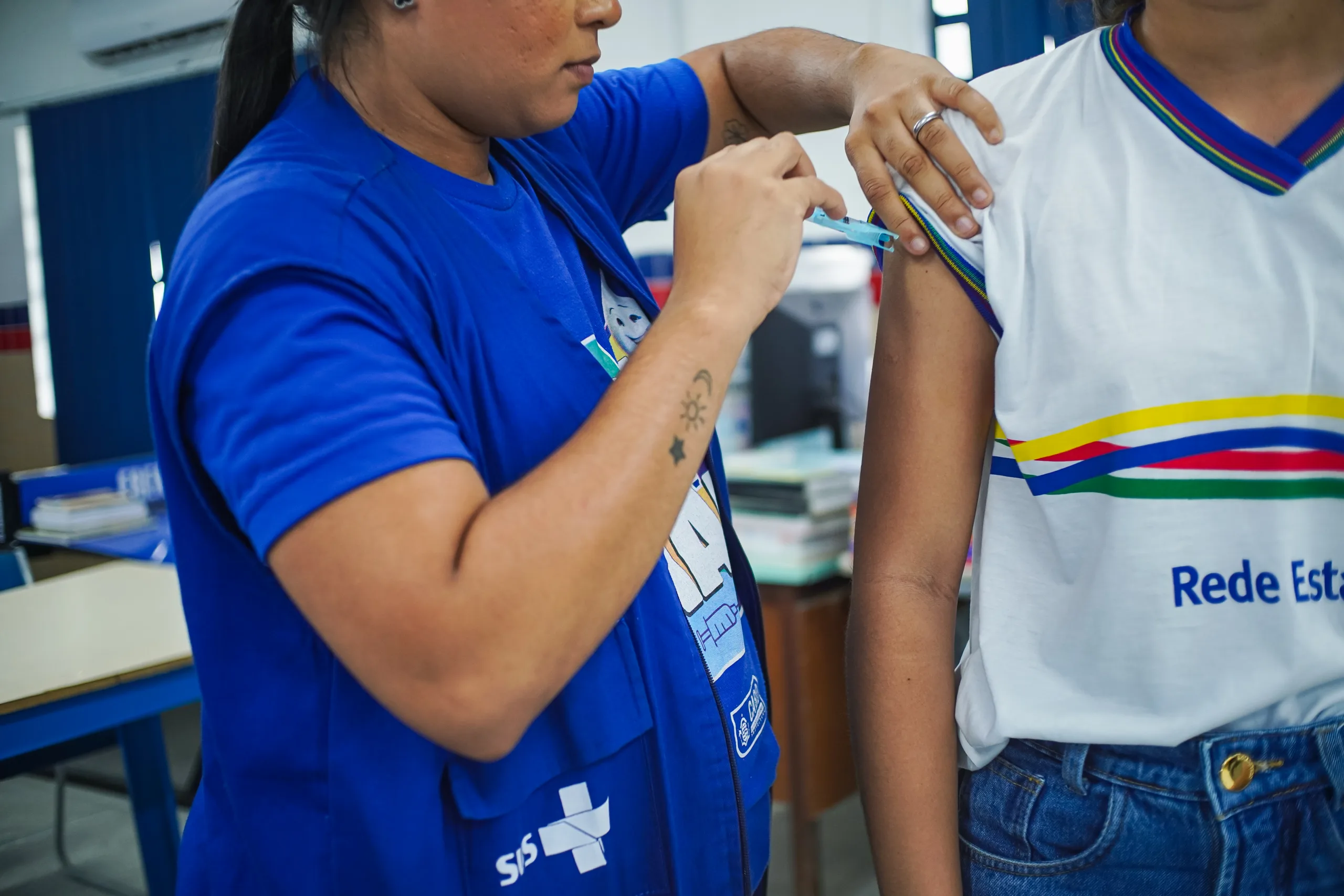 Vacinação em escolas está prevista para iniciar neste mês