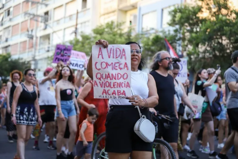 Mulheres vão às ruas em Porto Alegre no 8 de março contra a violência de gênero