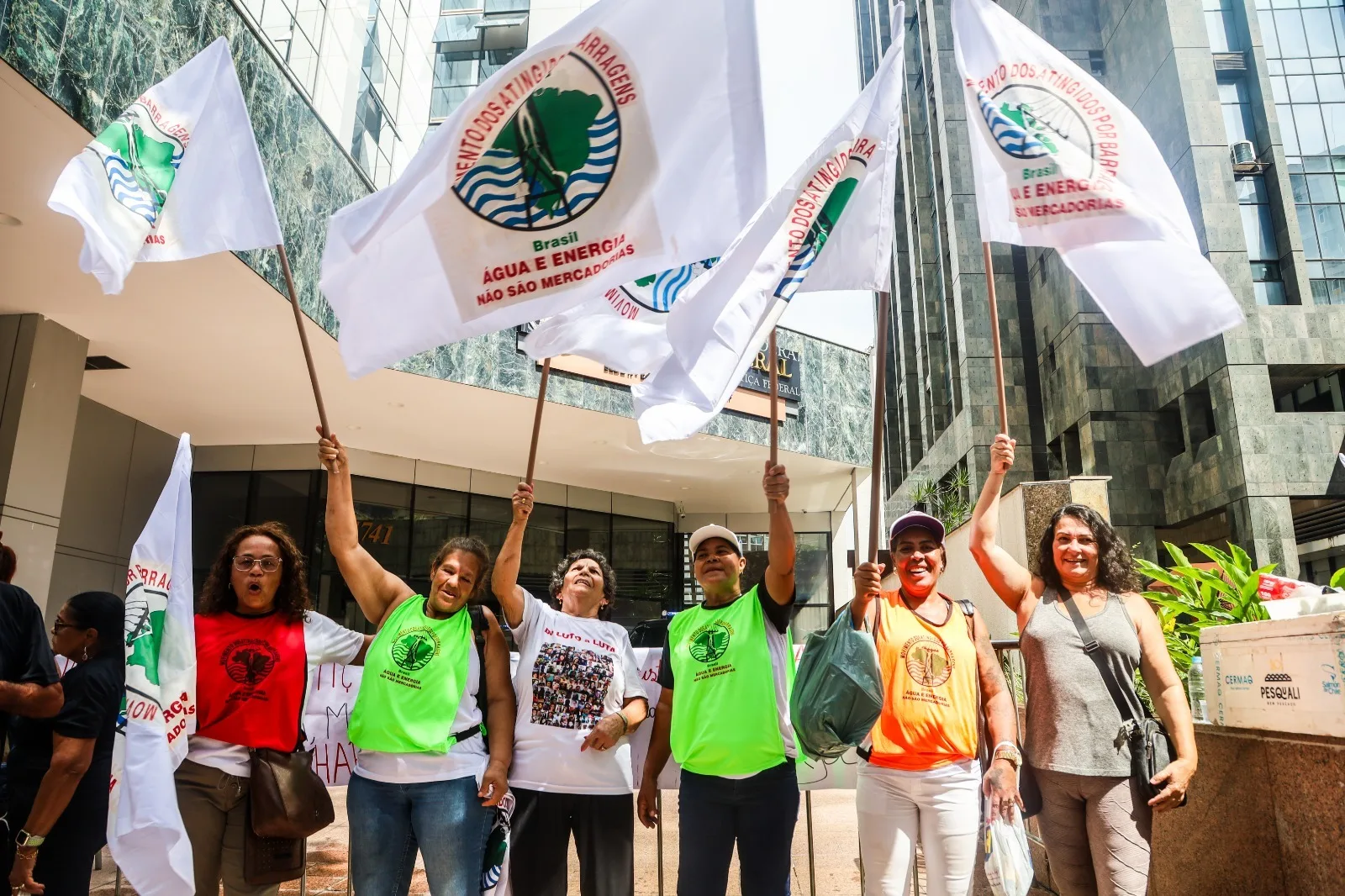 Enquanto o julgamento ocorria, o Movimento dos Atingidos por Barragens (MAB) convocou uma vigília em frente à sede do tribunal
