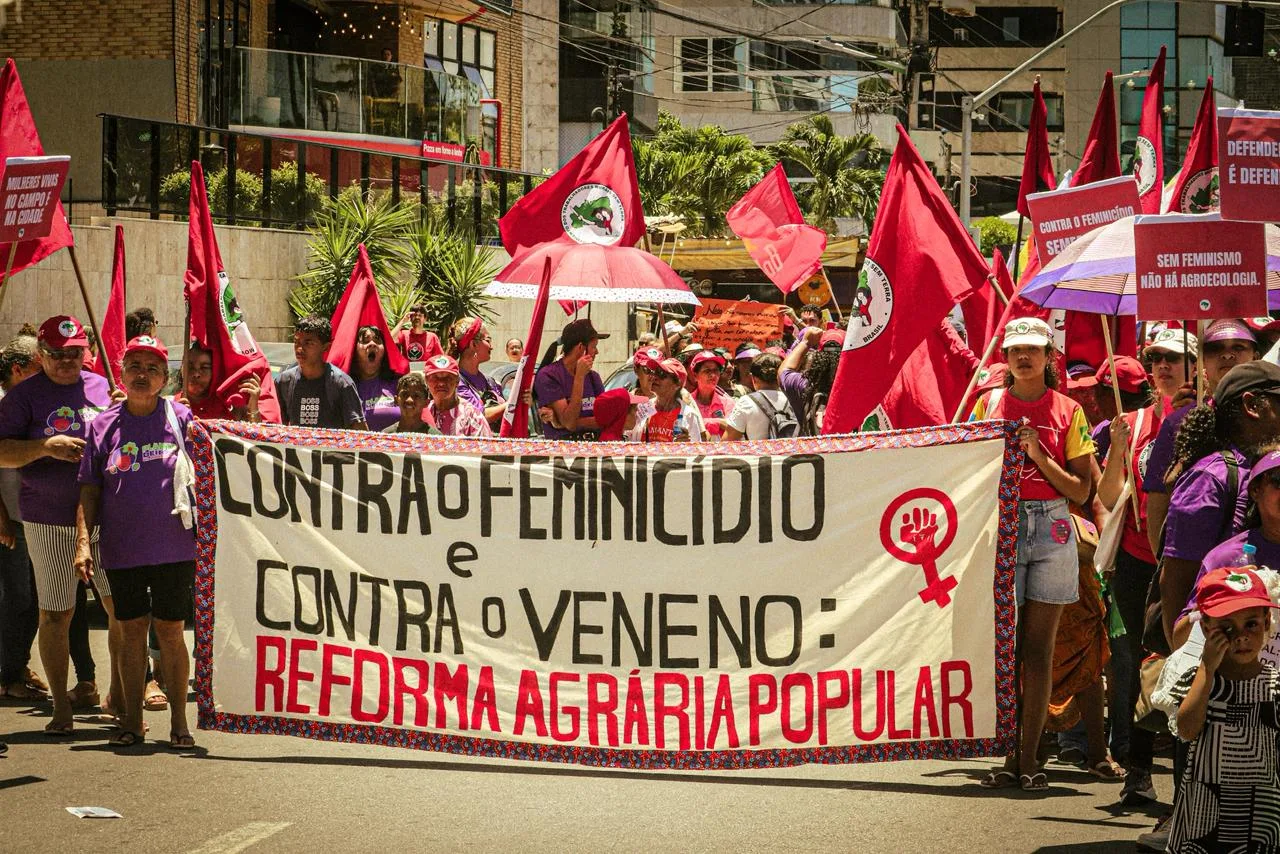 Integrantes do MST levaram às ruas de Maceió (AL) a pauta da reforma agrária