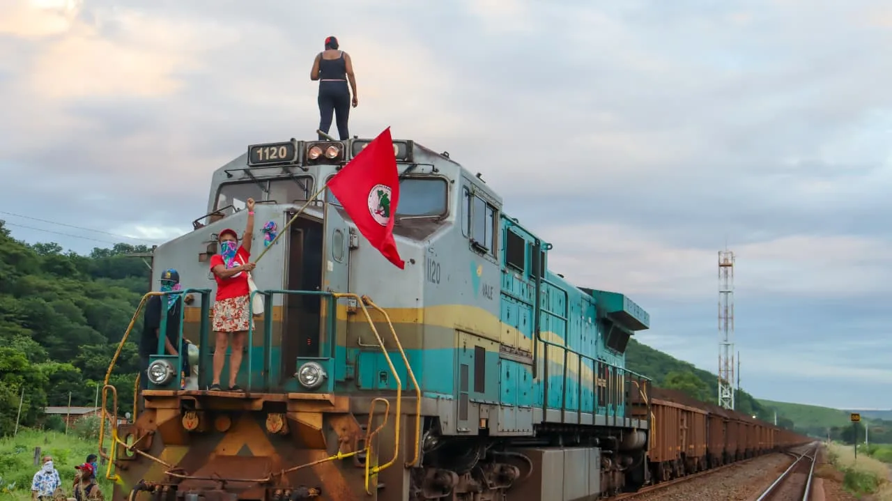 Em Minas Gerais, cerca de 700 mulheres também fecharam os trilhos da Estrada de Ferro Vitória a Minas em Tumiritinga