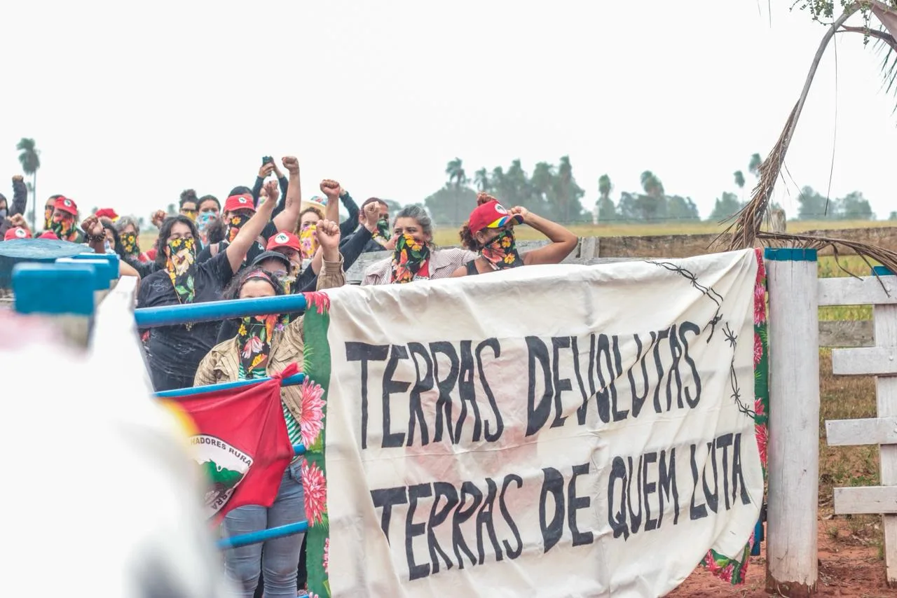 Ocupação de mulheres do MST no Pontal do Paranapanema (SP) denuncia lei que facilita regularização de terras griladas por latifundiários