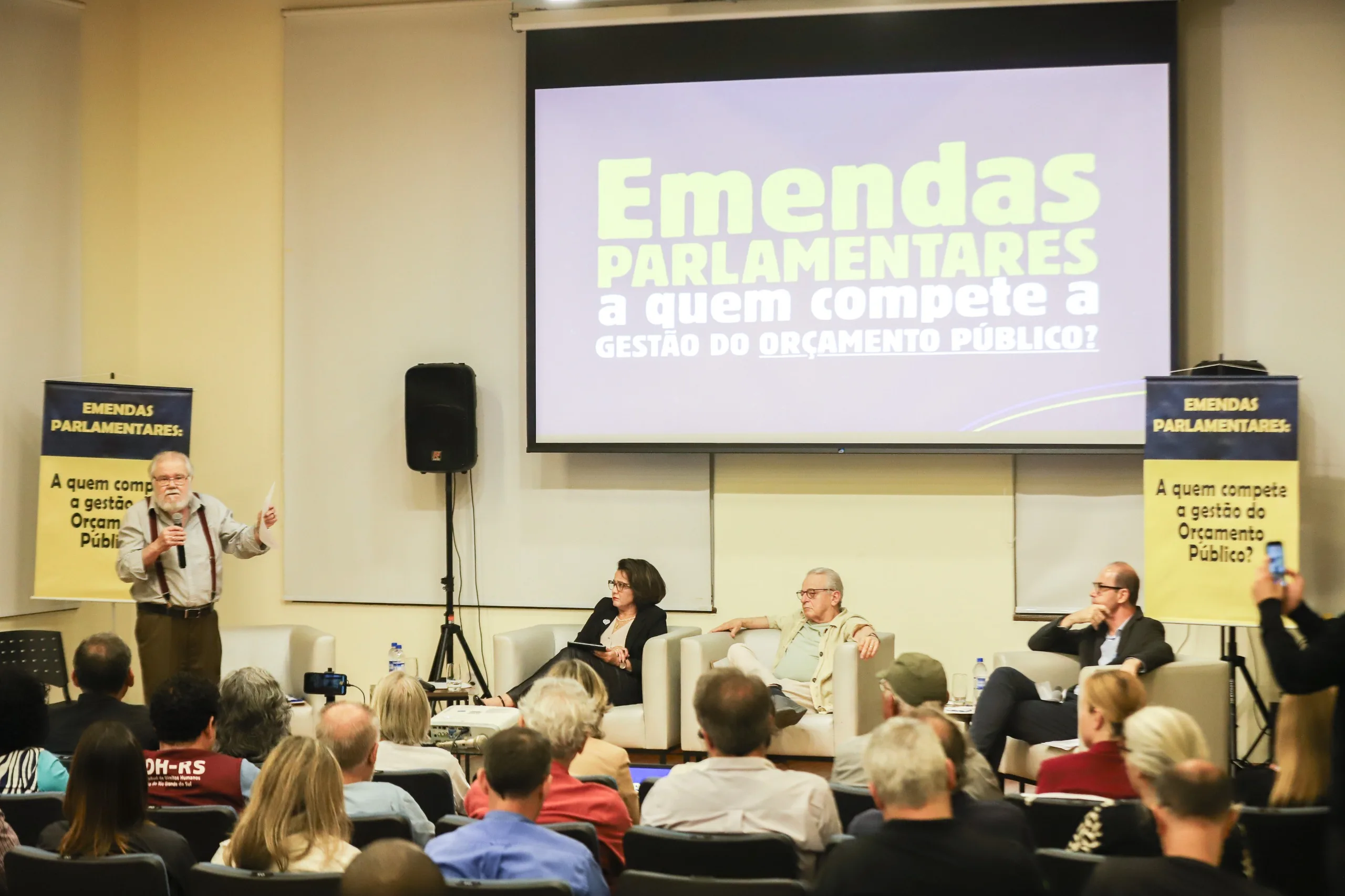 Evento no Centro Cultural da Ufrgs reuniu juristas, parlamentares e movimentos sociais no lançamento da Frente em Defesa do Orçamento Público