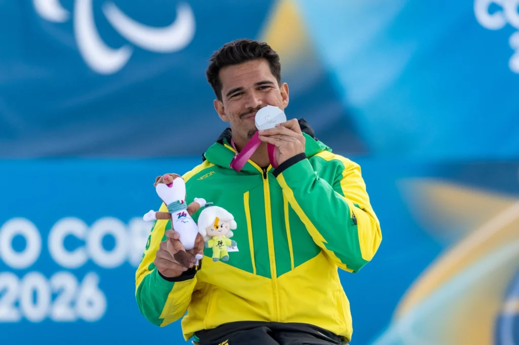 Cristian Ribera, com a medalha de prata, nos Jogos Paralímpicos de Inverno Milão-Cortina 2026 | Foto: Alessandra Cabral/CPB