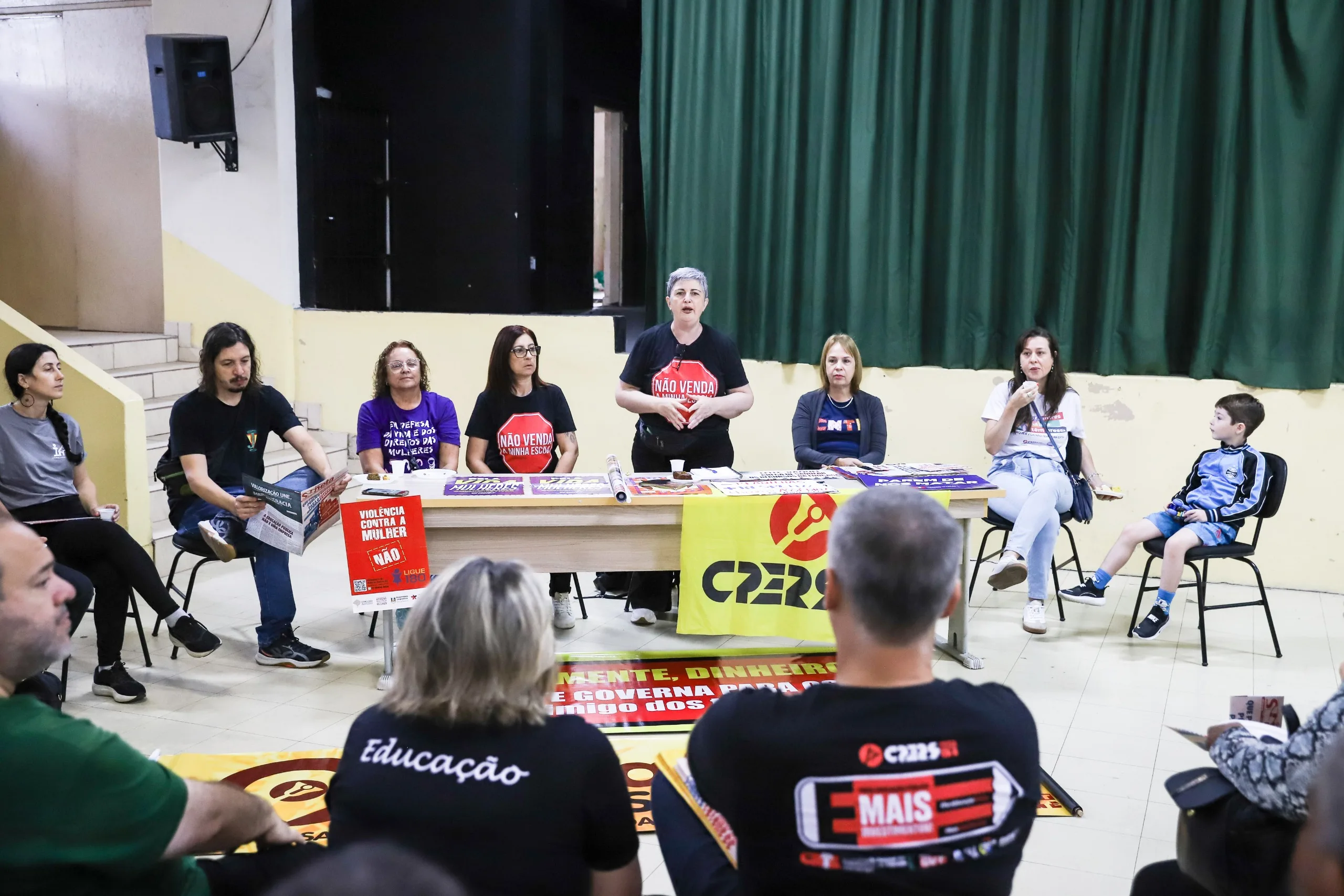 Encontro no Colégio Estadual Júlio de Castilhos reuniu direção sindical e equipes escolares para relatar desafios da rede estadual