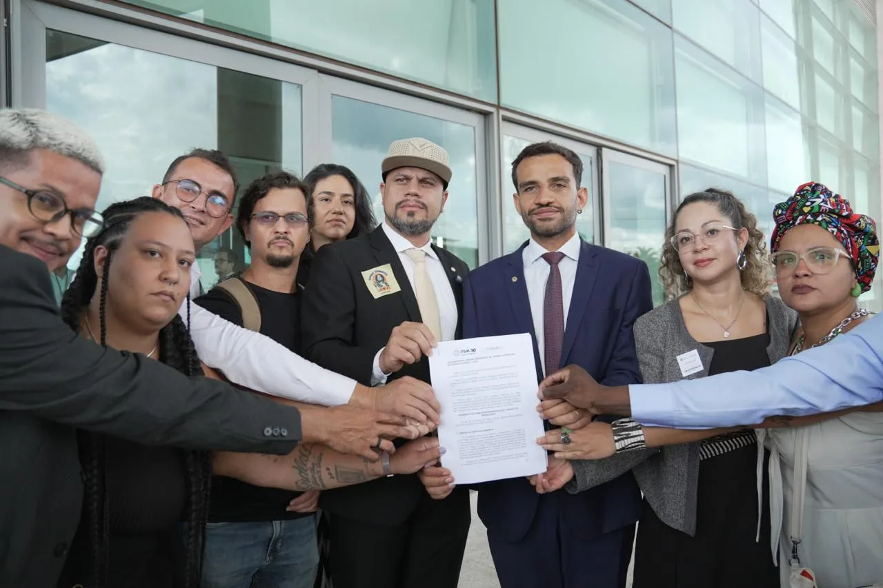 Parlamentares do Psol e representantes da Rede Sustentabilidade entregam pedido de impeachment contra Ibaneis