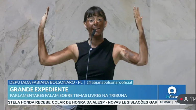 Bolsonarista faz 'blackface' em discurso transfóbico; deputada denuncia racismo à Polícia Civil