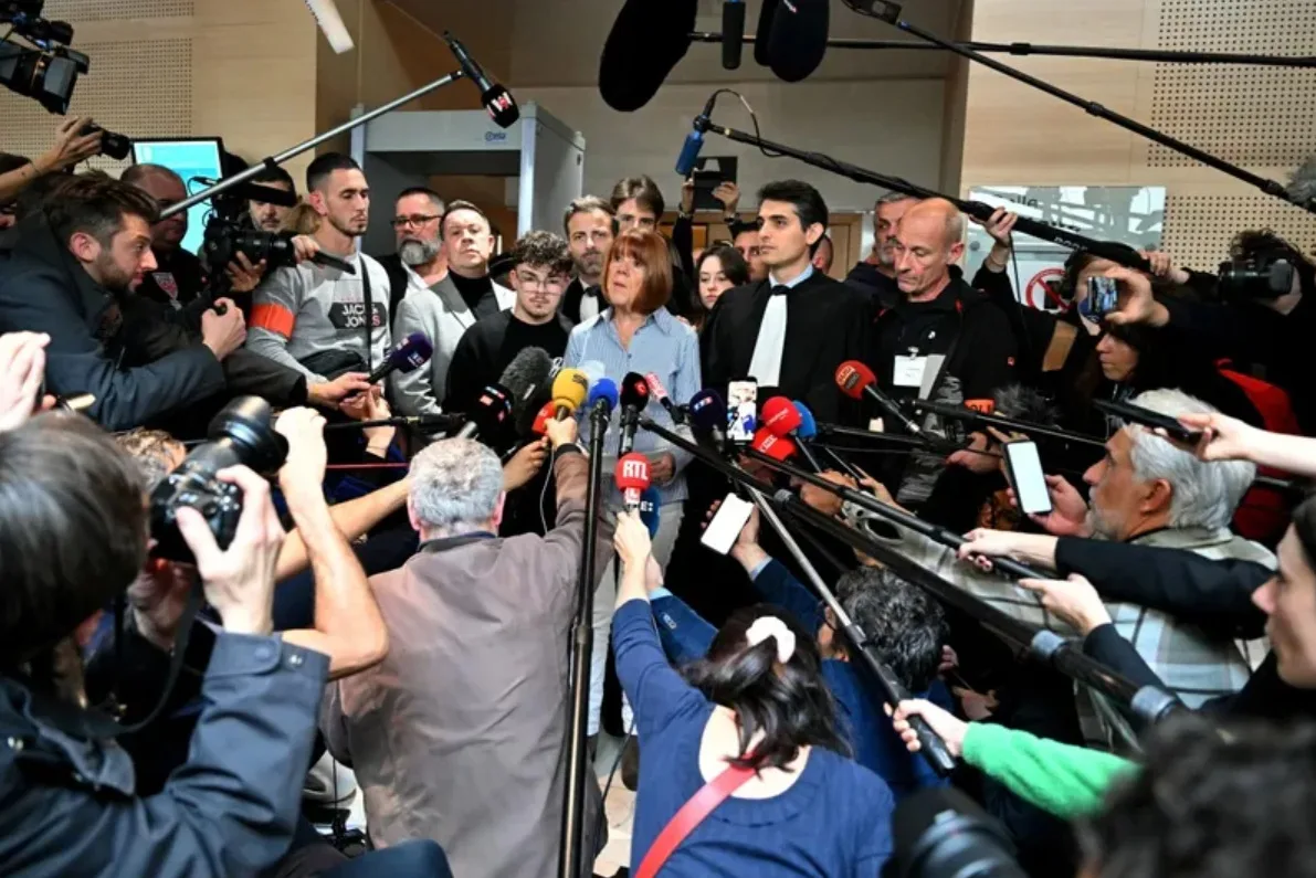 A francesa Gisèle Pelicot fala com a imprensa após veredito que condenou seu ex-marido à pena de 20 anos de prisão por cometer e orquestrar estupros em massa contra ela | Crédito: Miguel Medina / AFP