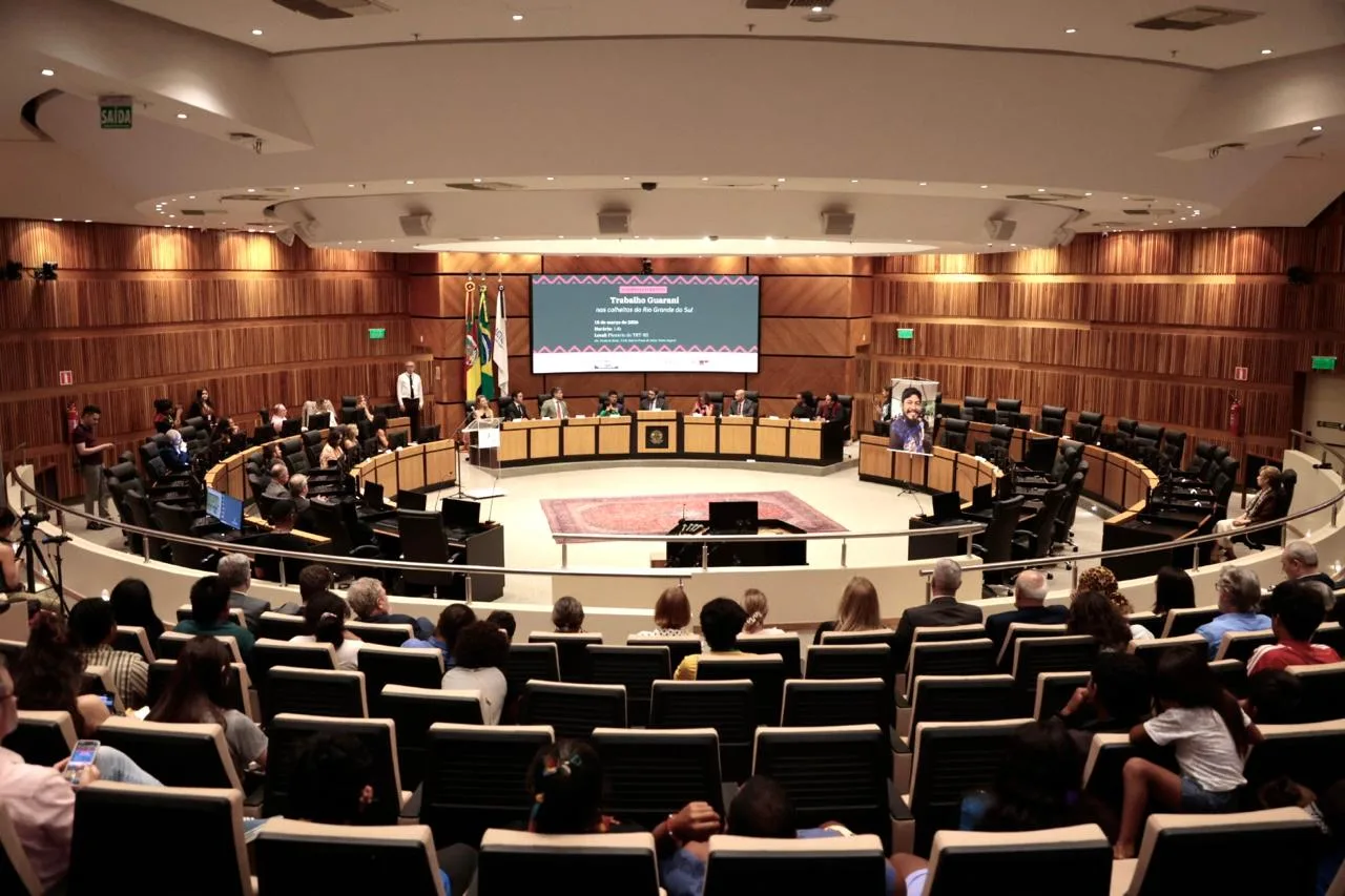 Escuta coletiva com órgãos públicos e entidades de direitos humanos aconteceu na quarta-feira (18), no Tribunal Regional do Trabalho da 4ª Região (TRT-4), em Porto Alegre